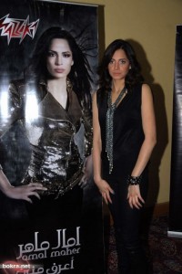 آمال ماهر تحتفل بنجاح ألبومها بملابس سوداء