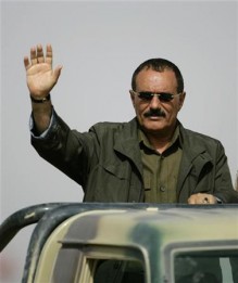 صالح يغادر للولايات المتحدة ويطلب الصفح