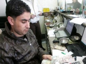 سعر صرف الليرة السورية ينخفض إلى قرش