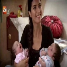 الممثلة التركية توبا بويوكوستن "لميس" وضعت توأميها