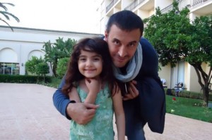 أصغر معجبة بكاظم الساهر تفوز بأجمل صورة مع علم المغرب