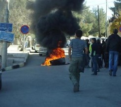 طفايلة يغلقون الشارع الرئيسي لمحافظتهم