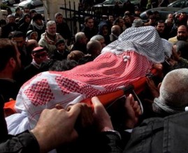 عمّان:جثمان "شيخ المناضلين" لف بالكوفيتين الحمراء والبيضاء