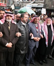 محاولة الاعتداء على حمزة منصور في مسيرة وسط البلد والامن يتدخل