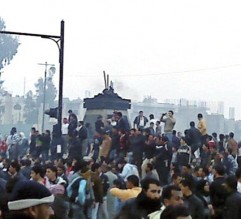 سوريا تحمّل مصر مسؤولية إقتحام متظاهرين لسفارتها بالقاهرة وحرق صور الاسد