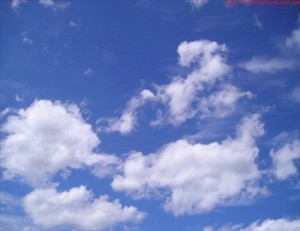 أجواء باردة نسبياً و غالباً غائمة وزخات مطر مُحتملة عصراً