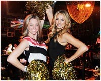 صديقة كلوني أكثر إثارة مع فتيات التشجيع