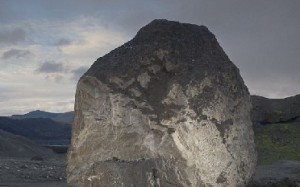 إزالة صخرة شكلت خطرا على ارواح المواطنين تزن 50 طن