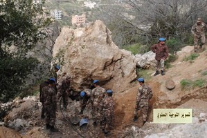 الجيش يزيل صخرة ضخمة هددت حياة مواطنين بالبيادر