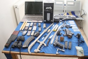 ضبط أسلحة ومناظير ليلية في حملة أمنية جنوبي عمّان