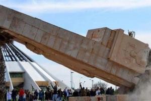 بالفيديو والصور.. ثوار ليبيا يهدمون تمثال عبد الناصر