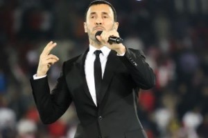 الآلاف ببيروت يستقبلون كاظم الساهر بالورود في ليلة "نزار قباني"