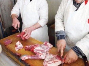 تجار لحوم يشتكون تعدد دفع رسوم الفحص والمعاينة لثلاث جهات حكومية