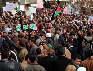 بالفيديو 15 الف معلم يهزون حكومة عون الخصاونة في  عقر دارها ..!!