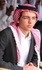 ولي العهد يؤدي صلاة الجمعة في مسجد الملك الحسين