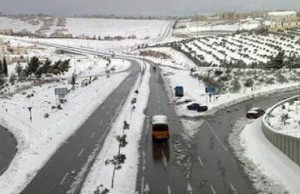 استمرار تساقط الثلوج اليوم وغدا وارتفاع درجات الحرارة الاثنين