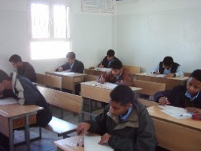 السلط: طلاب "التوجيهي" يغلقون الشارع الرئيسي.. ويطالبون استدعاء الدرك