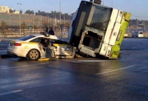 18 إصابة إثر تصادم بين باص موظفين وقلاب في أبو علندا