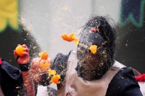 إصابة 165 شخصاً في مهرجان تراشق البرتقال بإيطاليا -صور