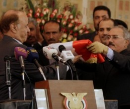 صالح يسلم السلطة .. بالصور