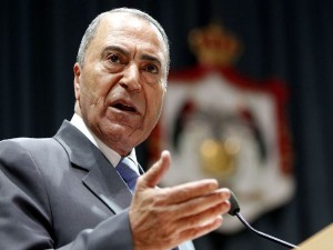 مناصرة البخيت أمام منزله