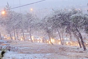 الثلوج تتساقط من جديد على مناطق عمان بكثافة ..