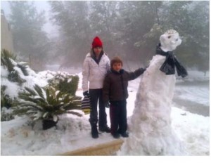 الاميران هاشم وسلمى يلعبان بالثلج