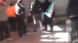 لحظة سقوط قذيفة على متظاهرين في حمص - فيديو