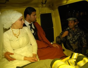 الدفاع المدني يشارك عريسين فرحتهما في عمان