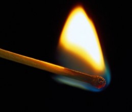 أب يشتكي للأمن على نجله بعد محاولته حرق شقيقه بالمفرق