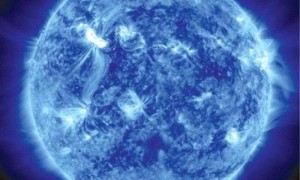 عاصفة شمسية تضرب الارض اليوم وخبراء يحذرون من خطرها