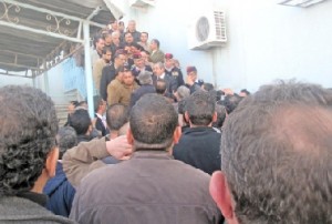 دخول الخبراء الفرنسيين إلى المبنى بحماية أمين عام سلطة المياه.. وموظفو اليرموك يهددون بالإقتحام