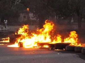 مواطنون يغلقون جسر الزواهره احتجاجاً على "الواجهات العشائرية" ..