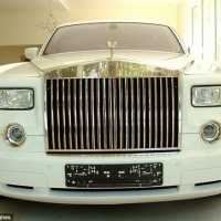 رجل أعمال عربي يشتري سيارة رولز رويس مصفحة بثمانية ملايين دولار..بالصور