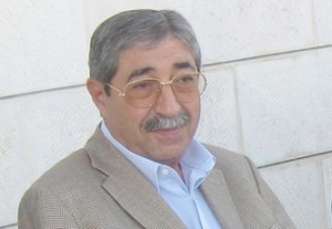 100 مسؤول سابق يعدون وثيقة من أجل إقالة الحكومة