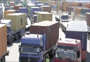 مالكو الشاحنات الفردية يغلقون ميناء العقبة