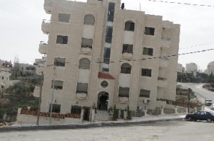 الجبيهة .حي الزيتونة عمارة آيلة للسقوط تهدد بوقوع كارثة .. والسكان يناشدون