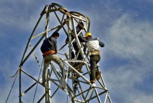 عمال كهرباء الكرك والطفيلة يضربون احتجاجا على الزيادات