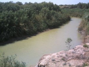 انتشال جثة خمسيني مفقود من مياه نهر الأردن