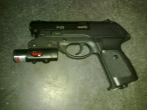 إحباط تهريب 89 الف مسدس خرز ونصف مليون "فتاشة"