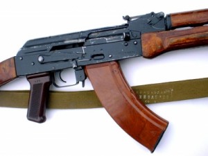 إصابة مطلوب وتوقيف آخر بعد تبادل إطلاق نار مع الأمن بسحاب