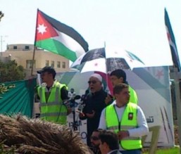 "الصياصنة" يخطب بمعتصمي السفارة السورية - صور