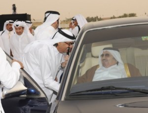 اول صورة لأمير قطر السابق بعد الانقلاب عليه