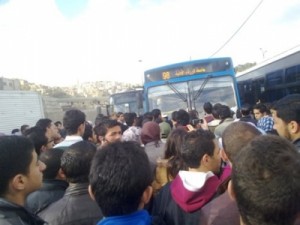 مئات الطلبة عالقون بالهاشمية بعد منع "المتكاملة" من التحرك