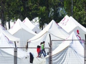 مهربون ينقلون لاجئين سوريين من منطقة (الشلالة) عبر طرق وعرة