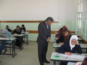 معلمون يتهمون الحكومة بتأخير "مكافآت التصحيح" عقاباً لهم على الاضراب