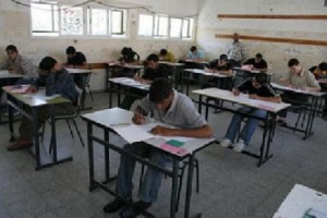 معلمون يهددون بالتصعيد في حال تأخر الحكومة عن صرف مكافآتهم المالية