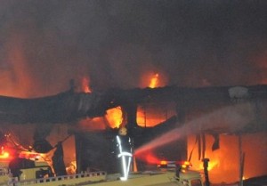 احتراق معرض مفروشات بالمفرق وشكوك بـ"فاعل"