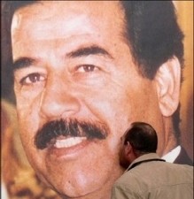 عائلة صدام تطالب العشائر العراقية منع العبث بجثمان "الشهيد"