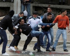 100 مصاب بقمع الإحتلال لمسيرات يوم الأرض بالضفة وغزة